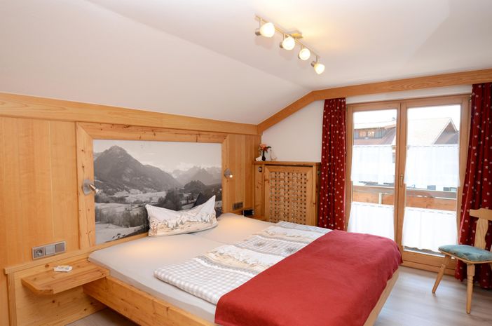 Schlafzimmer mit Balkon, Haus Alpengluehen,