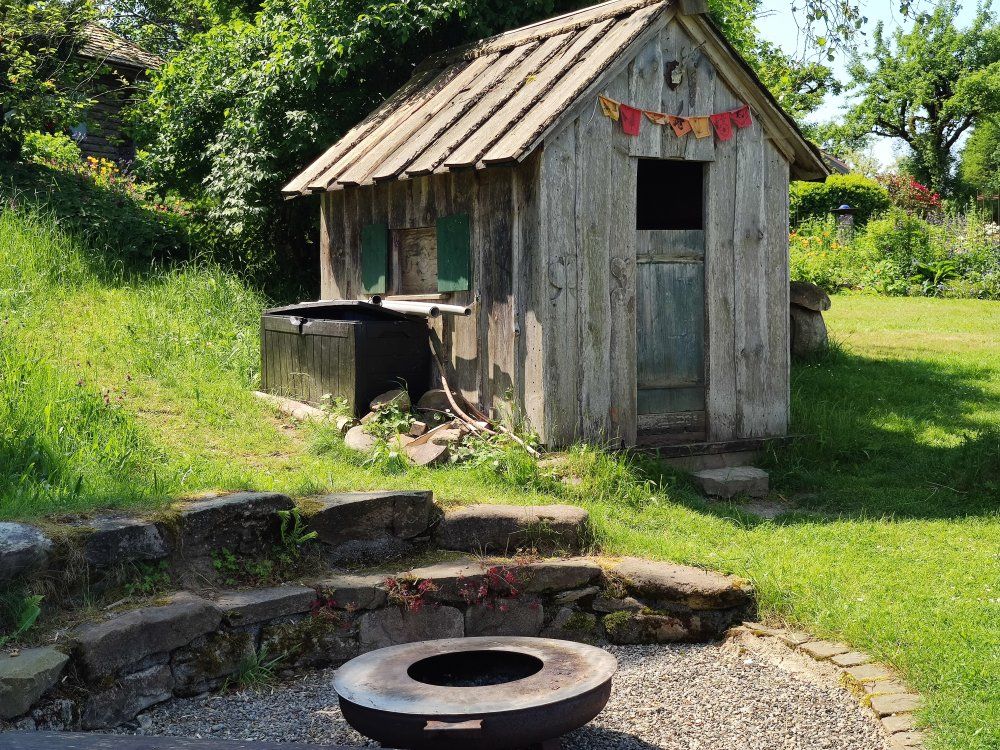 Spielhütte mit Feuerschale