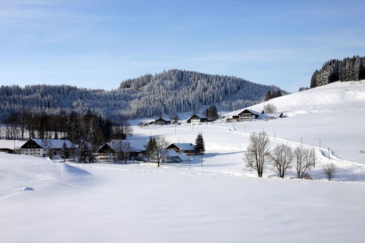 Blick vom Wanderparkplatz Blenden auf die Weiler Holdenried und Staudach