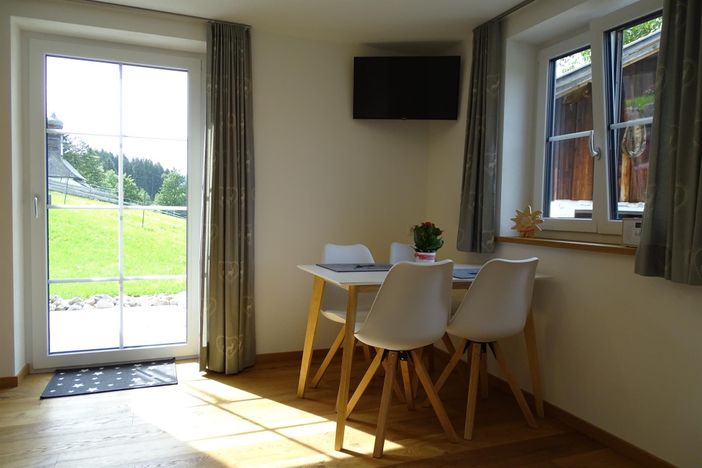 Essbereich im Wohnzimmer mit TV