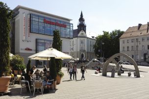Vorplatz und Eingang des Forum Allgäu Kemptens