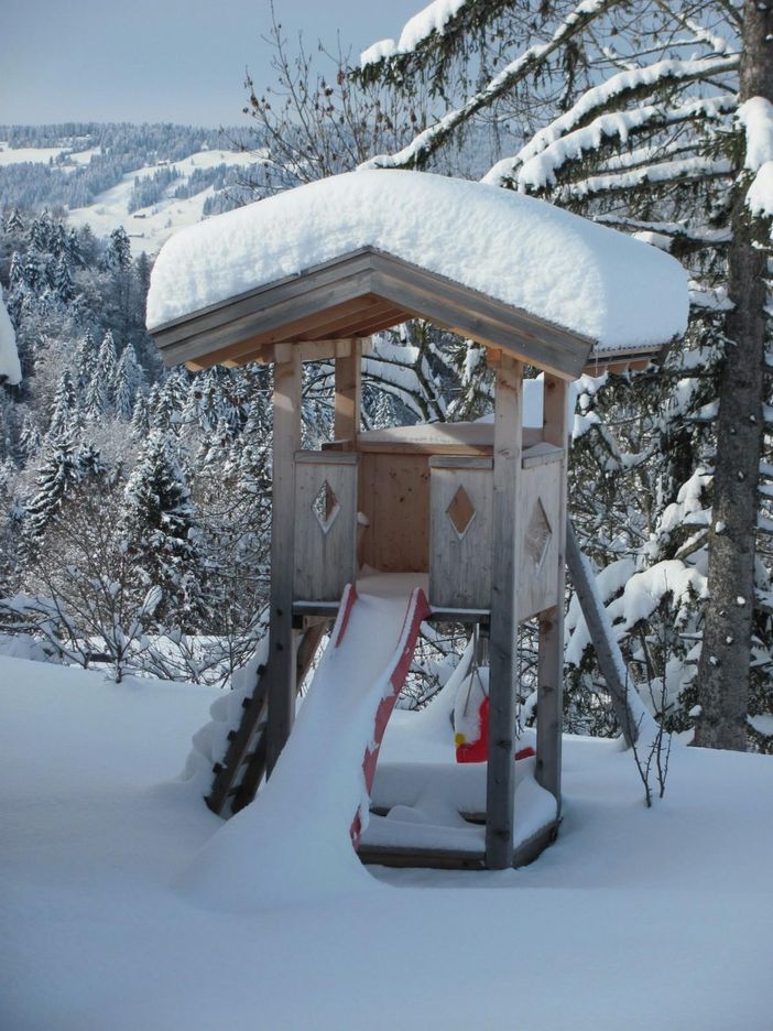 Spielhaus im Winter