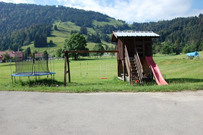 Ein Spielplatz mit viel Platz zum Springen und Spaß haben