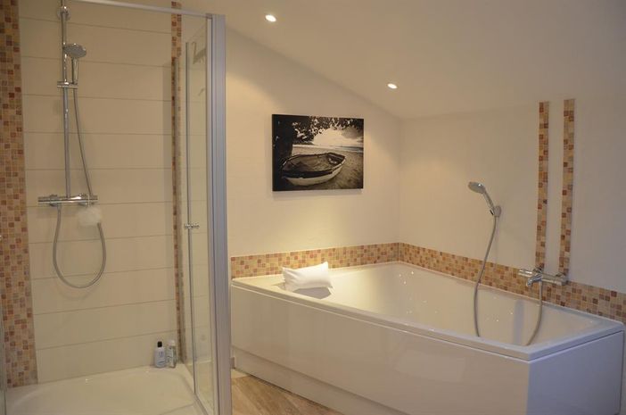 Großes Bad mit Wanne und Dusche