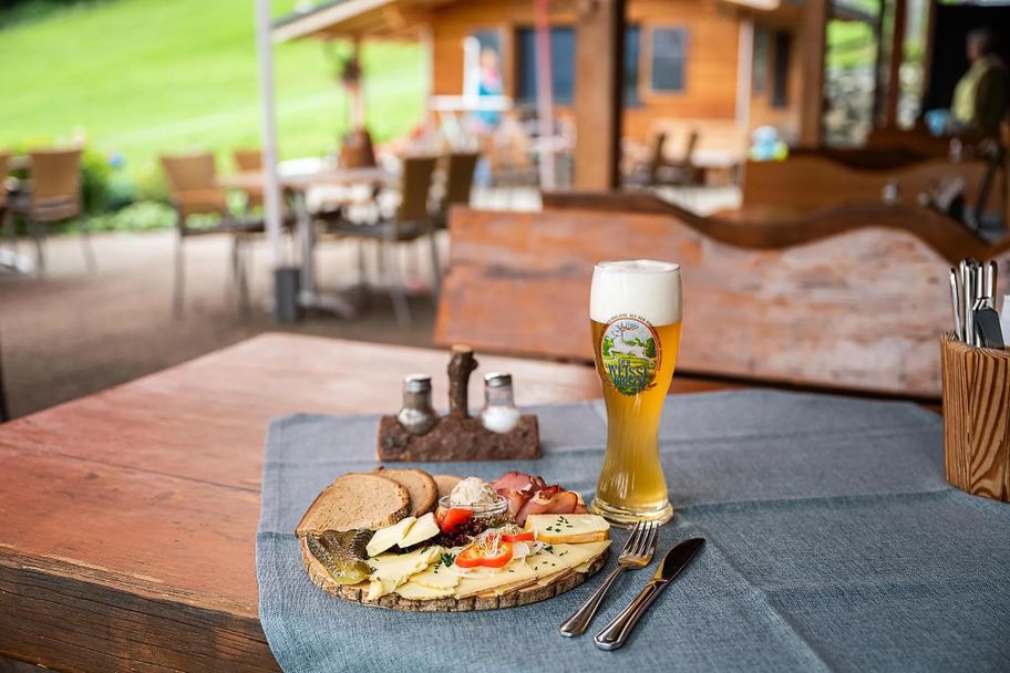 Brotzeit mit Weizen auf der Wurzelhütte