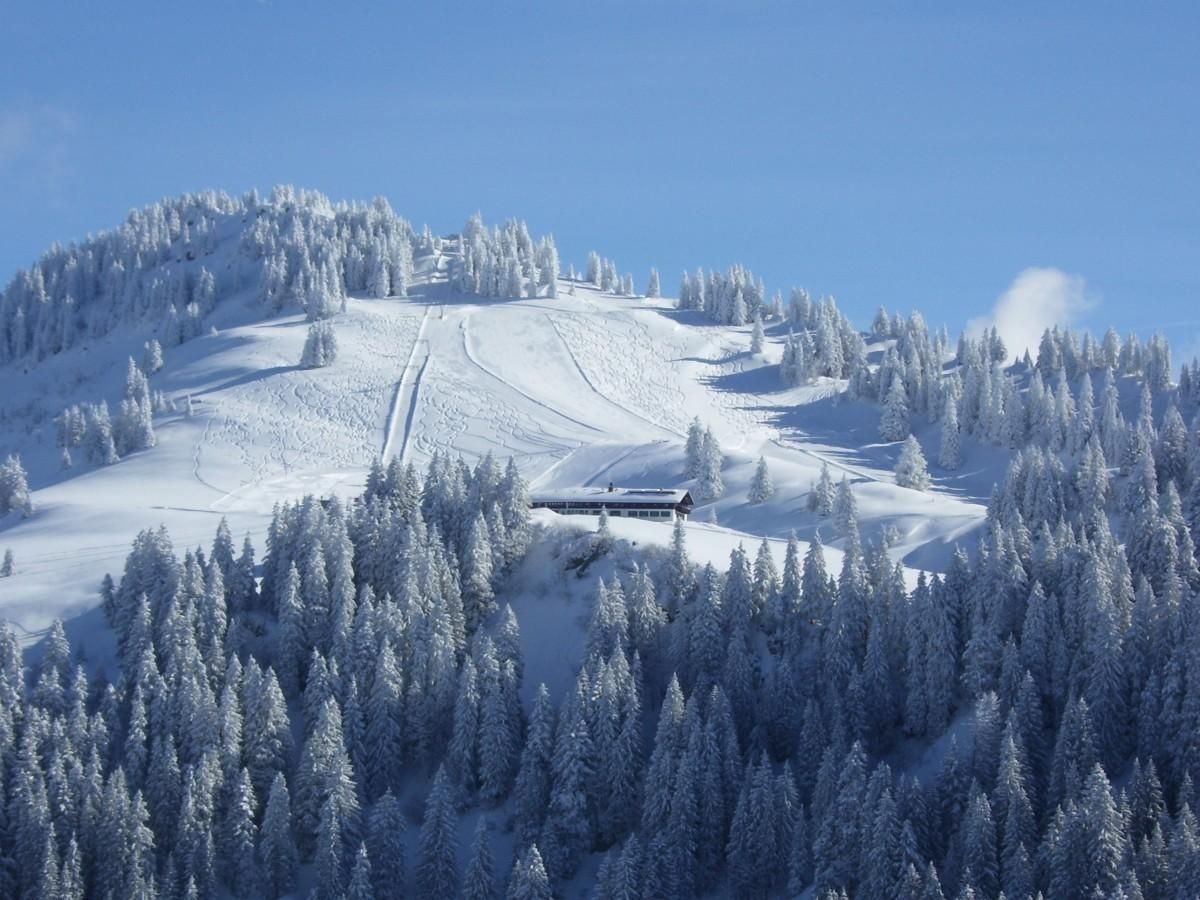 Frisch eingefahrener Skihang am Falken