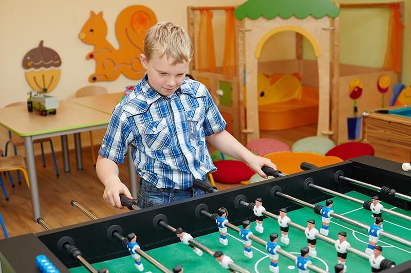 Spielzimmer mit Kicker und Billard