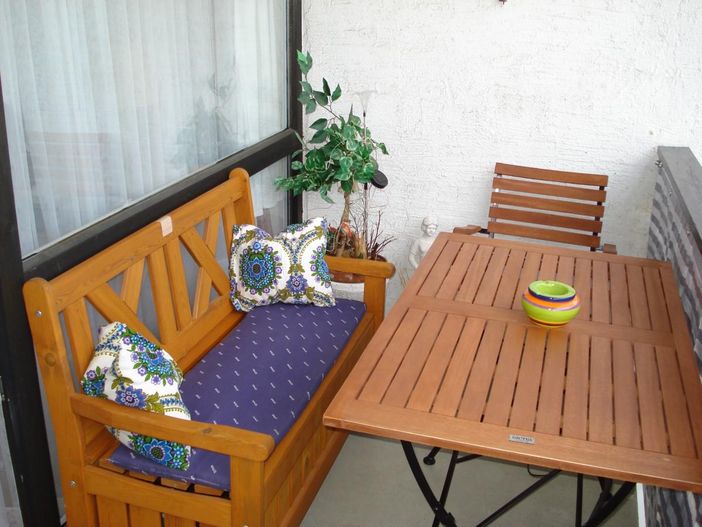 Gemütliche Loggia/Balkon mit Sitzbank, Tisch,Stuhl und Relaxliege