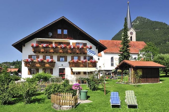 unser Haus mit Garten im Sommer