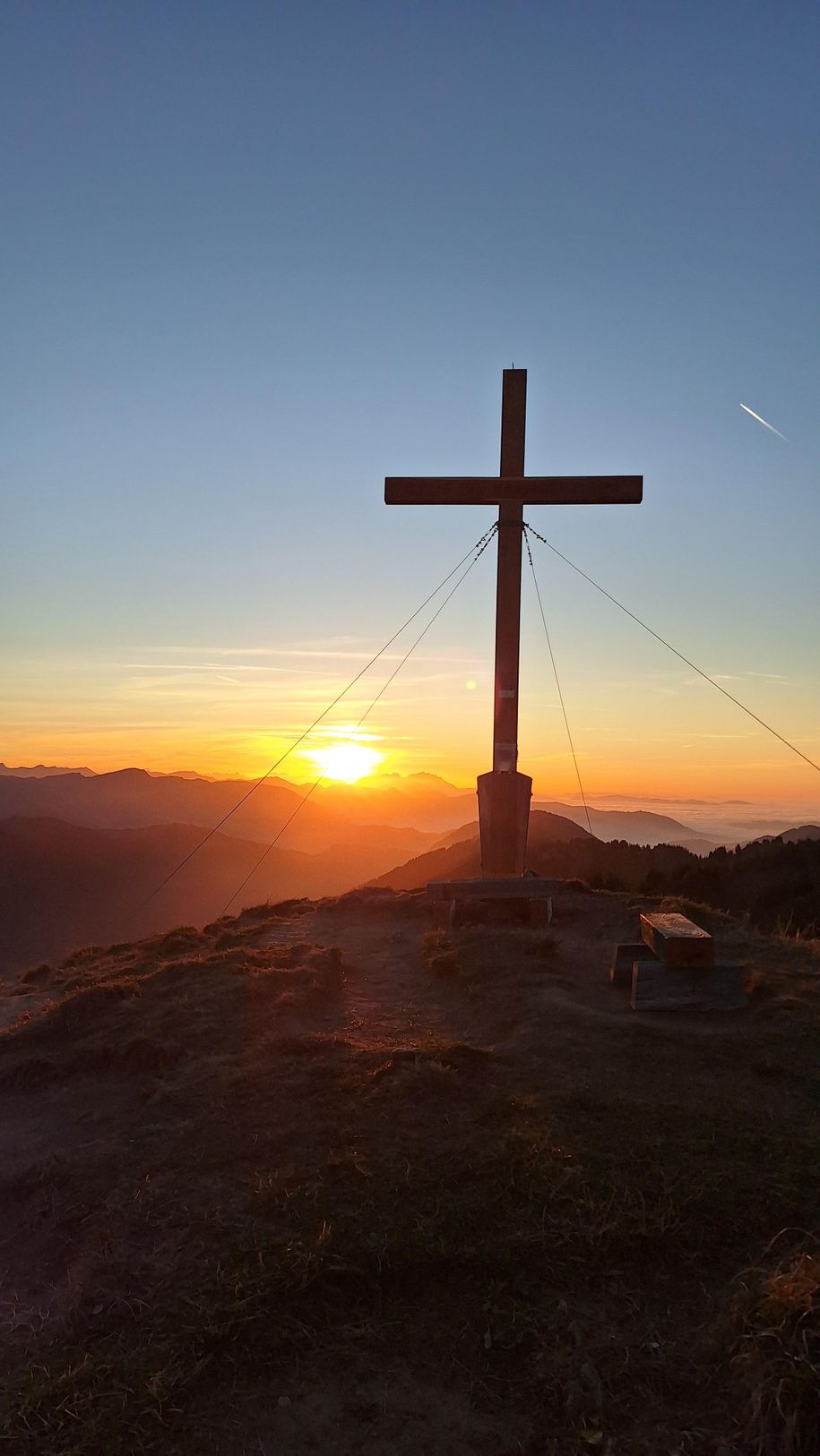 Neues Kreuz im Sonnenuntergang