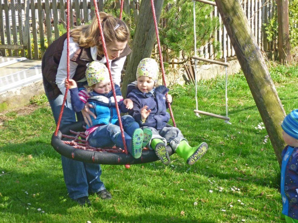 sehrbeliebtbeikindernunserenestschaukel