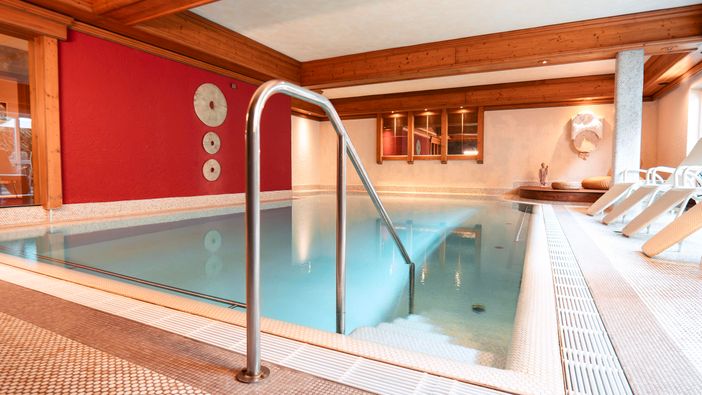 Pool, Blick auf rote Wand