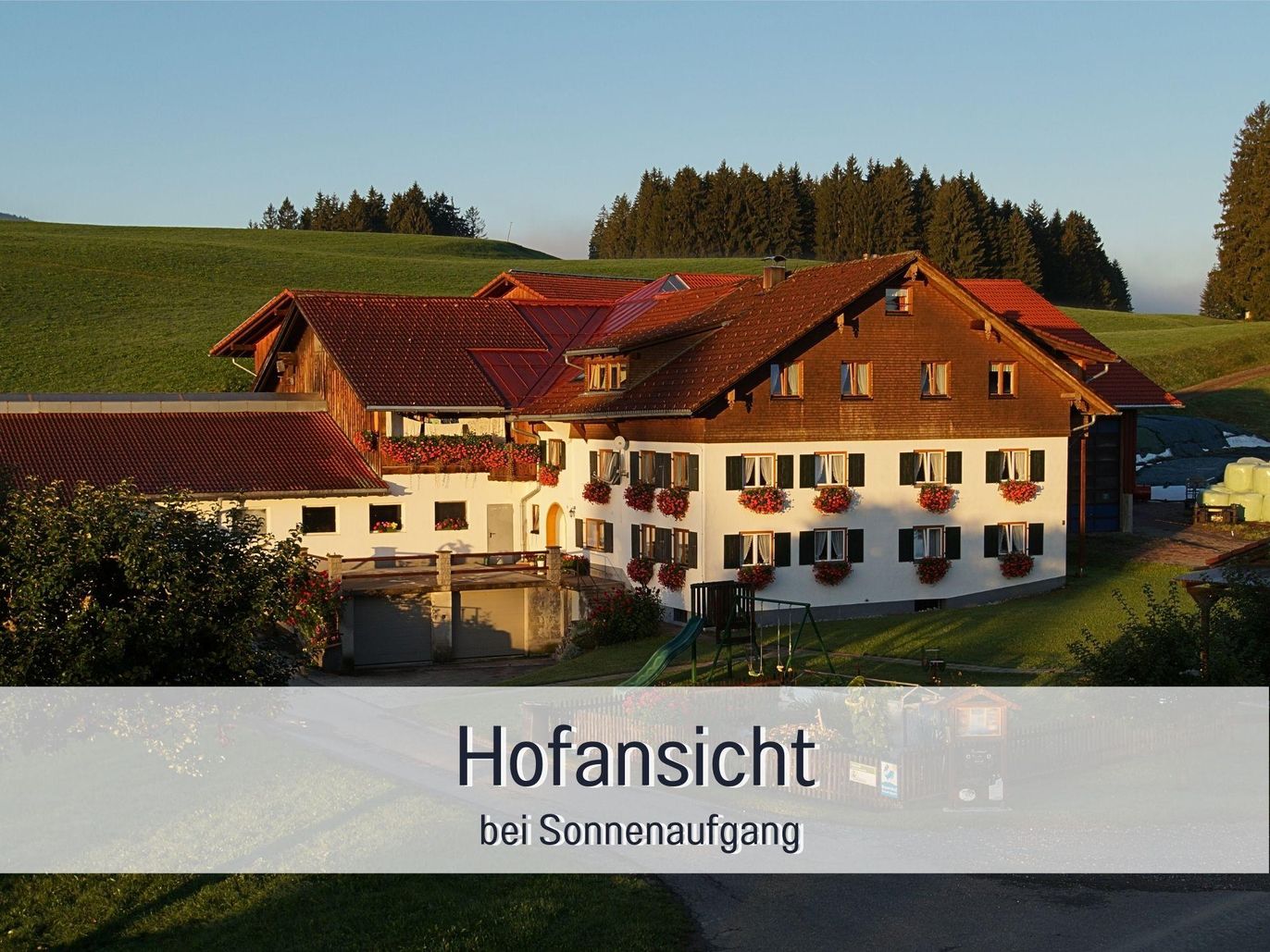 Hofansicht bei Sonnenaufgang