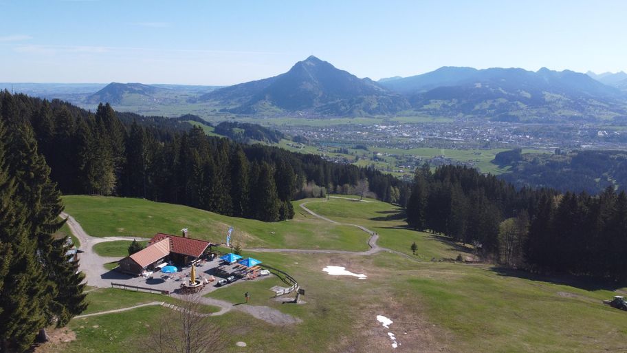 Blick auf den Grünten und die Hütte
