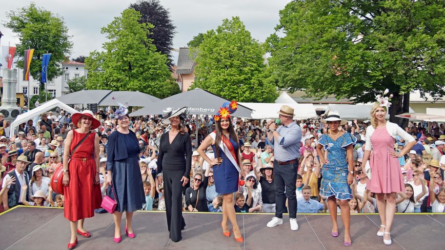 2022_Lindenberg_Hutkoenigin_VorstellungAlle1_co_Susi Donner