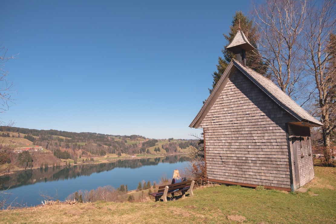 Blick von der St. Cyprian und Cornelius Kapelle auf den Großen Alpsee