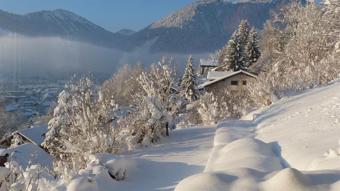Blick auf die Stadt und Steineberg im Winter
