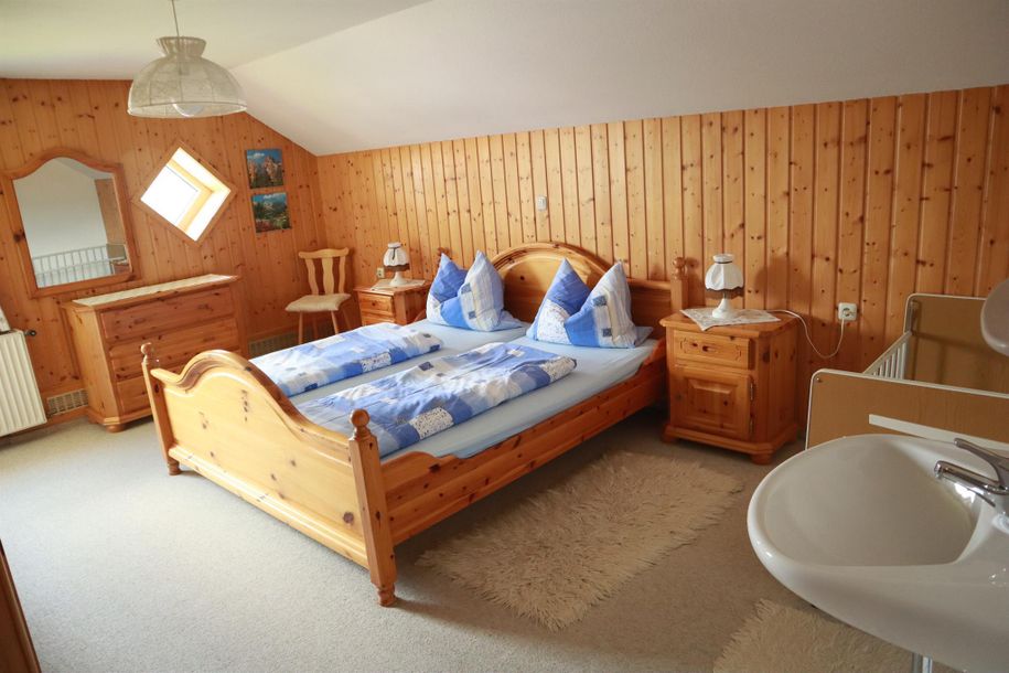 Schlafzimmer mit Doppelbett