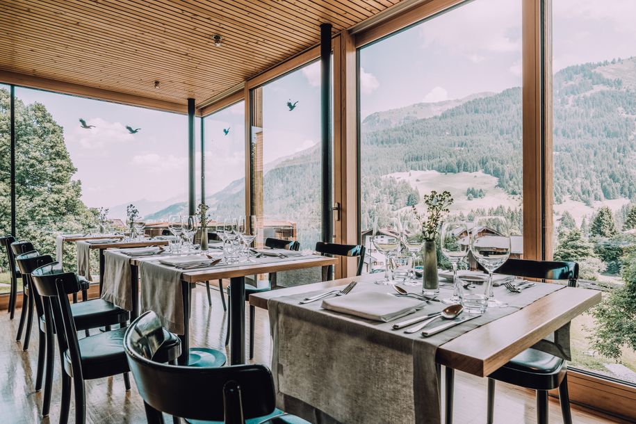 naturhotel_chesa_valisa_restaurant_wintergarten_sommer_weitblick