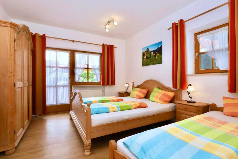 schlafzimmer-mit-3-betten-der-ferienwohnung-zur-ge