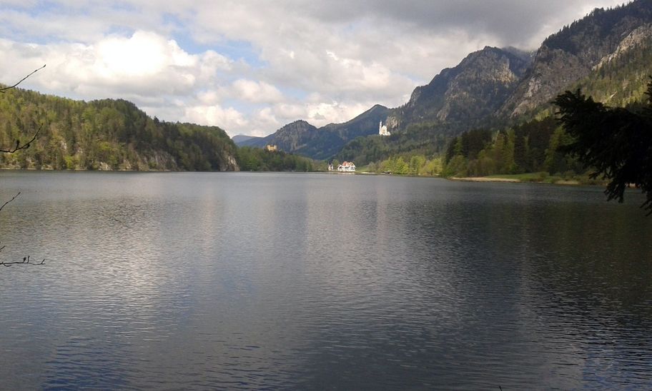 Wildromantischer Alpsee