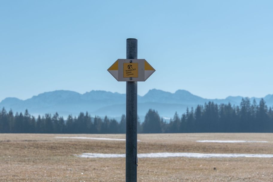 Stets gut ausgeschilderte Wegführung entlang des panoramareichen gut 8 Kilometer langen Rundweges.