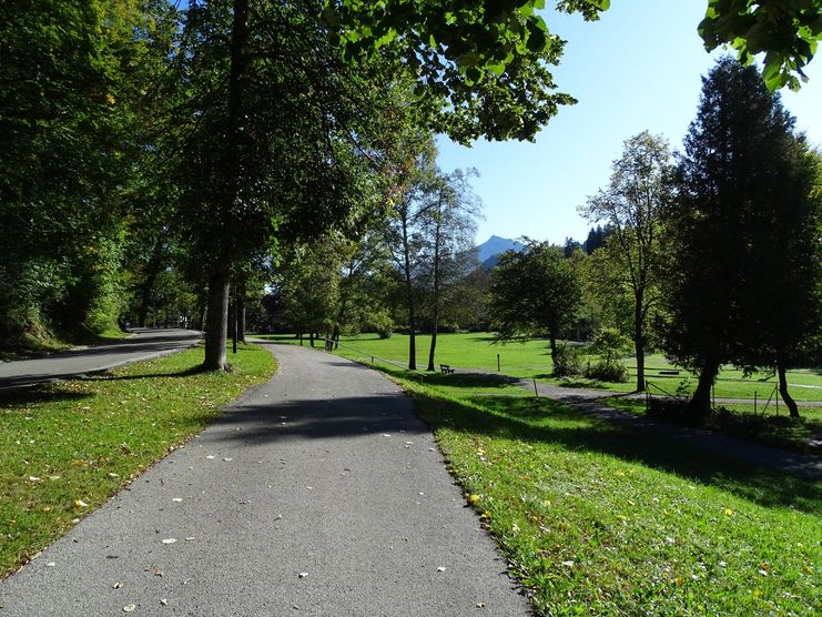 Spazierweg oberhalb des Minigolfplatz in Bad Faulenbach