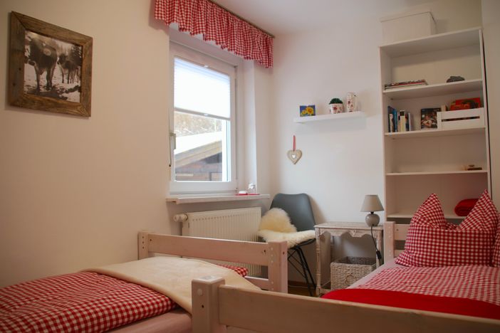 Zweites Schlafzimmer mit zwei Einzelbetten
