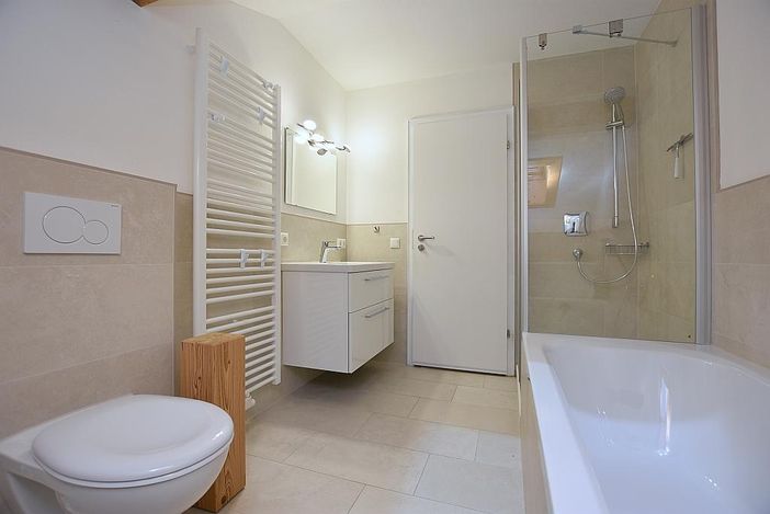 Badezimmer Blick zur Türe