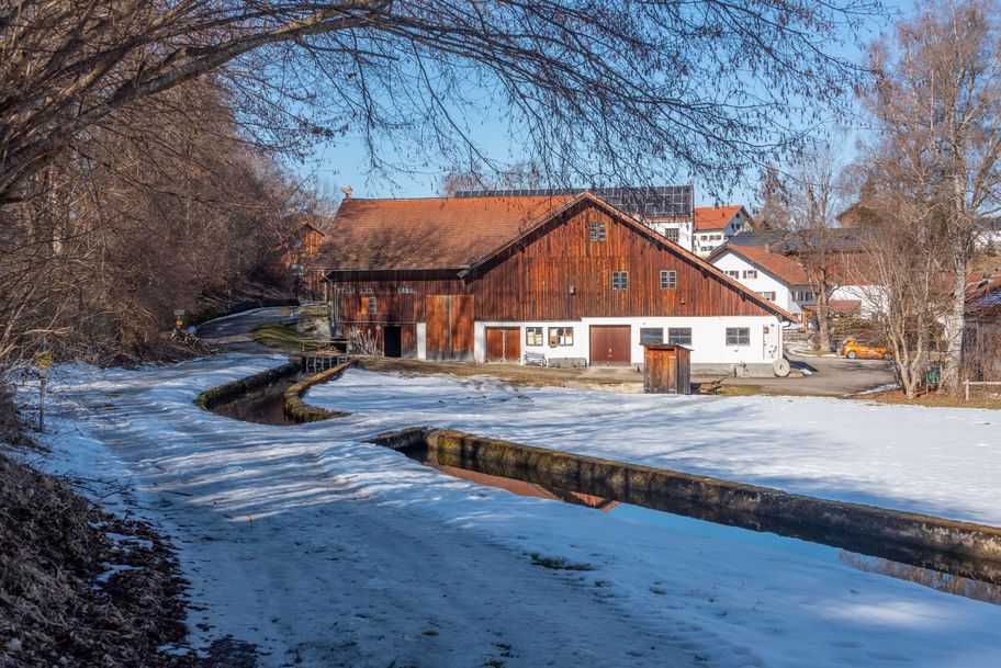Vereister Wegabschnitt über die Lobach.