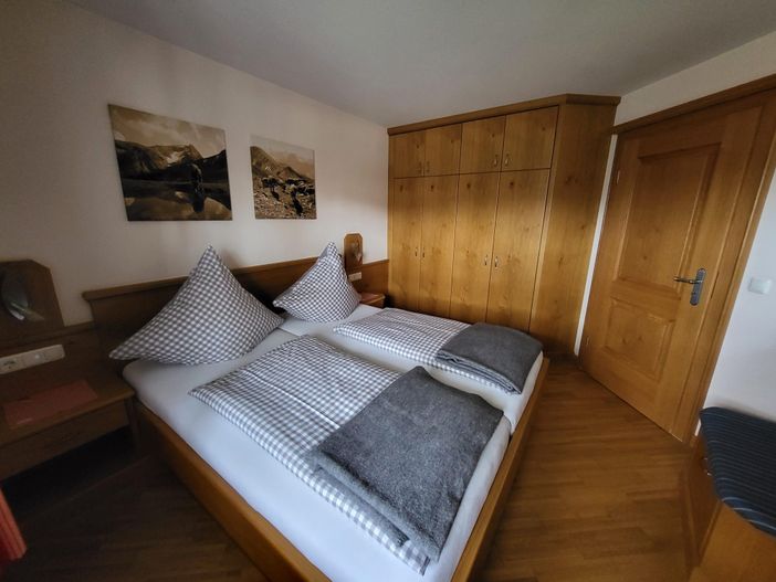 Schlafzimmer mit großen Schränken