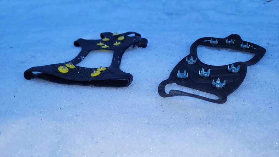 Im Winter sicher unterwegs - Zwei exemplarische Modelle für sog. Leichtgrödel, die auf eisigen oder schneebedeckten Passagen sehr guten Halt geben