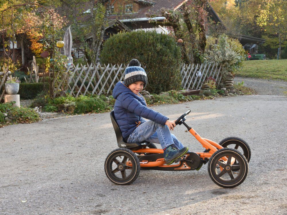 mit den Fahrzeugen den Hof erkunden