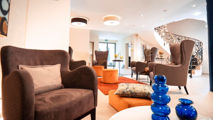 Lobby, Sessel, blaue Vasen, Blick Ausgang, viel Ra