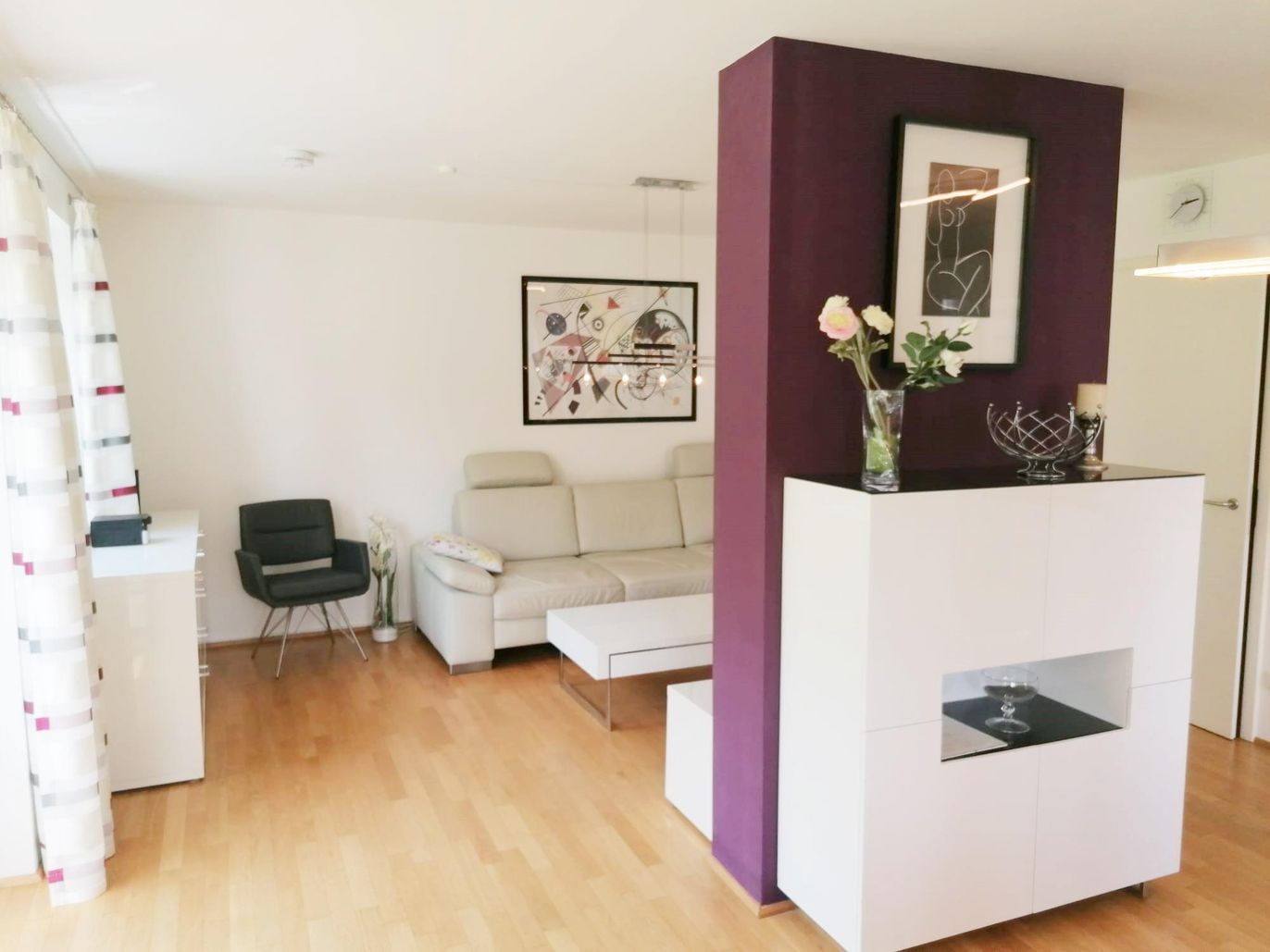 Wohnzimmer  Couch Mittelsäule Vitrinenschrank