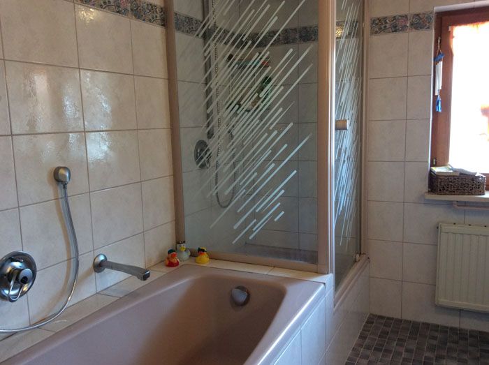 Badezimmer mit Dusche, WC und Badewanne
