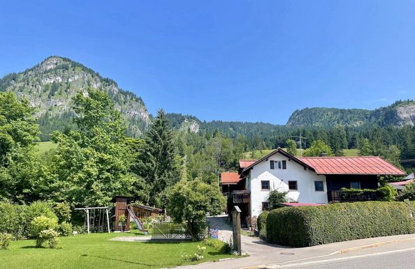 Titelbild - Hausansicht mit Garten