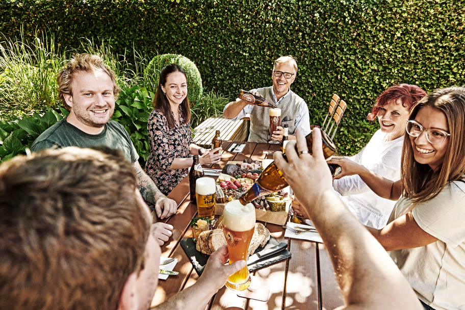 Freunde bei der Brotzeit Fotocredit Henry Linder