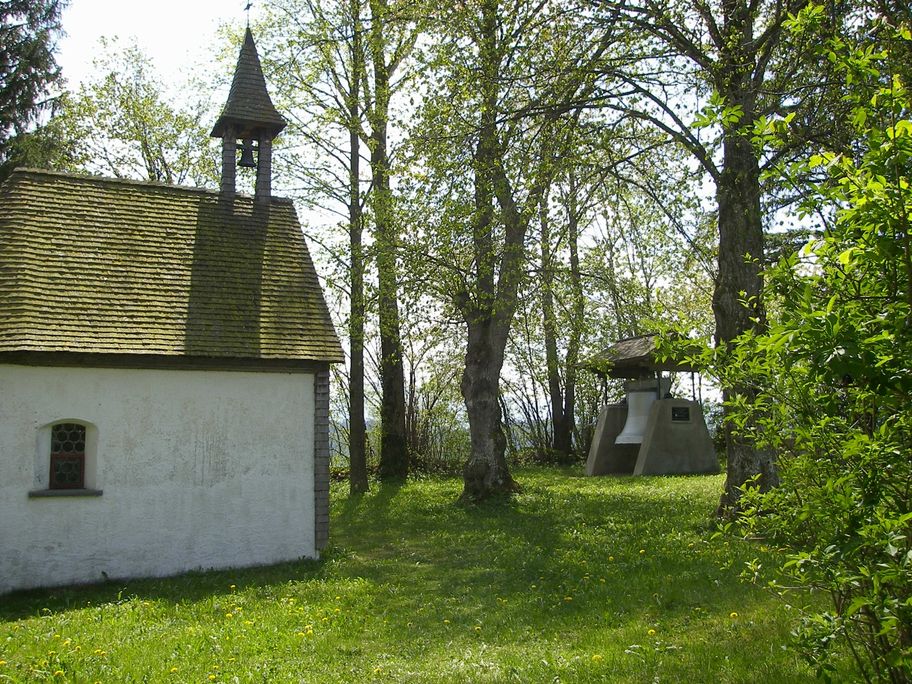 St. Rochus-Kapelle auf dem Seeger Pestfriedhof mit Kirchturmglocke
