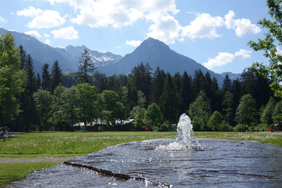 Kurpark Fischen am Brunnen mit Blick auf Rubihorn