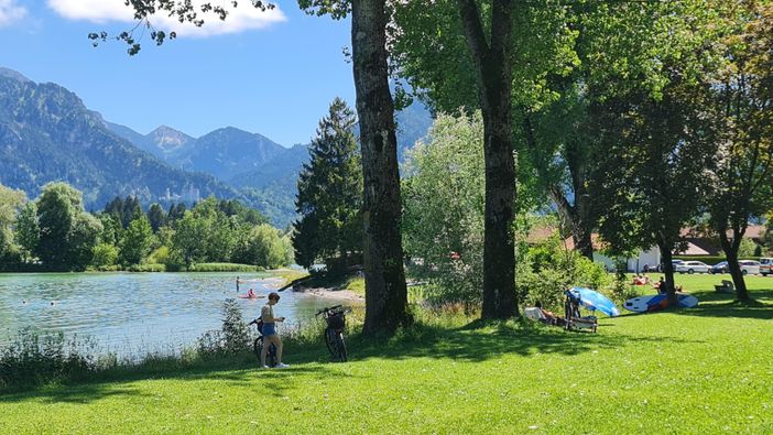 Perfekter zum Relaxen: Forggensee mit Schlossblick