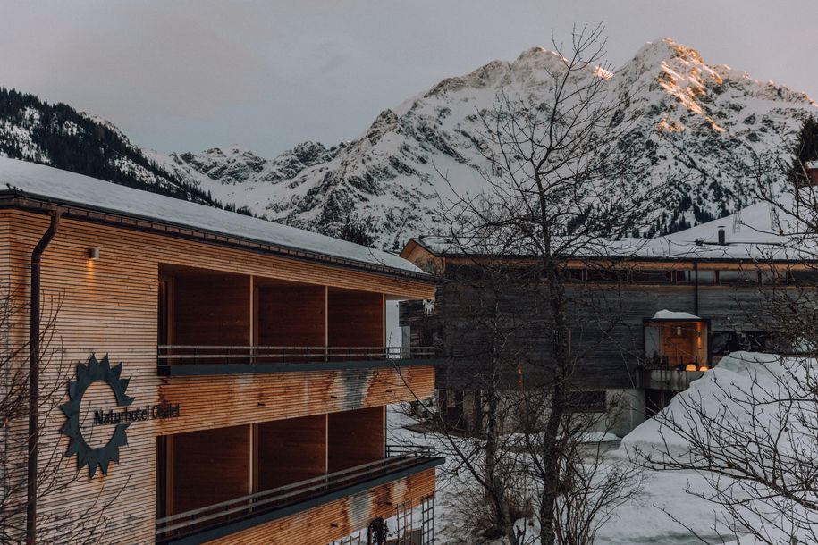 naturhotel_chesa_valisa_winter_abend_chalet_berg