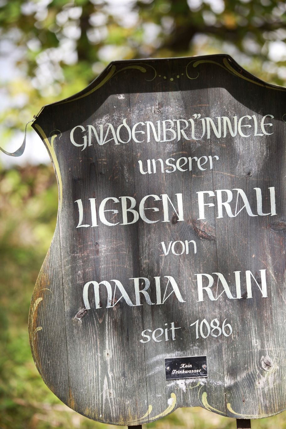Schild am Brunnen bei Maria Rain im Wertachtal