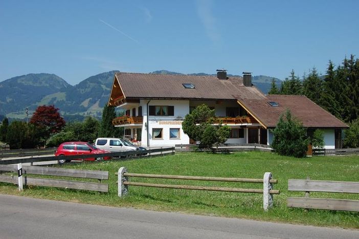 Haus Burgfrieden mit großem Parkplatz