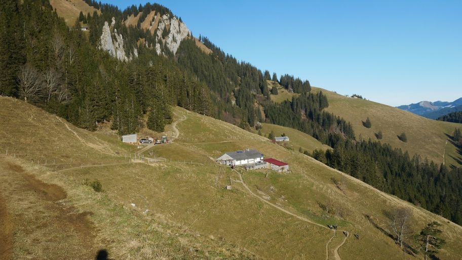 Obere Schwandalpe (hinten links die Nasse Wand, die einige Mehrseillängenrouten zu bieten hat)