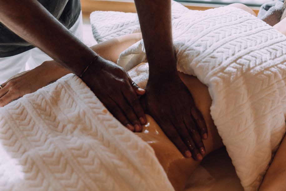 naturhotel_chesa_valisa_alpinspa_bauchmassage_seite