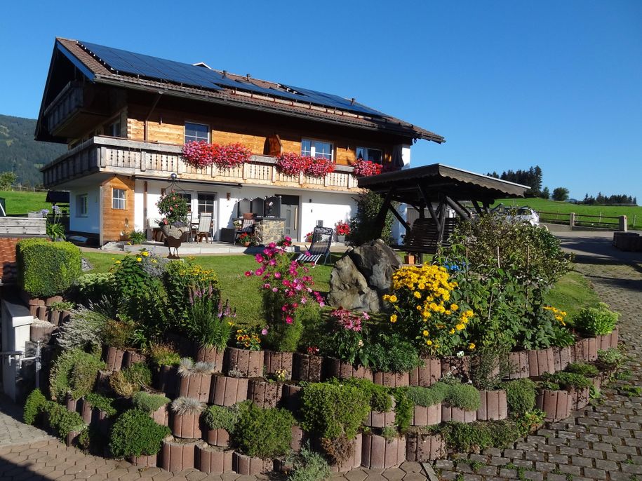 Gästehaus Koros - Eingang mit Garten