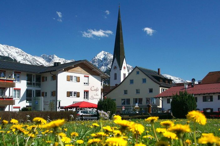 Ortskern Fischen mit Pfarrkirche St. Verena