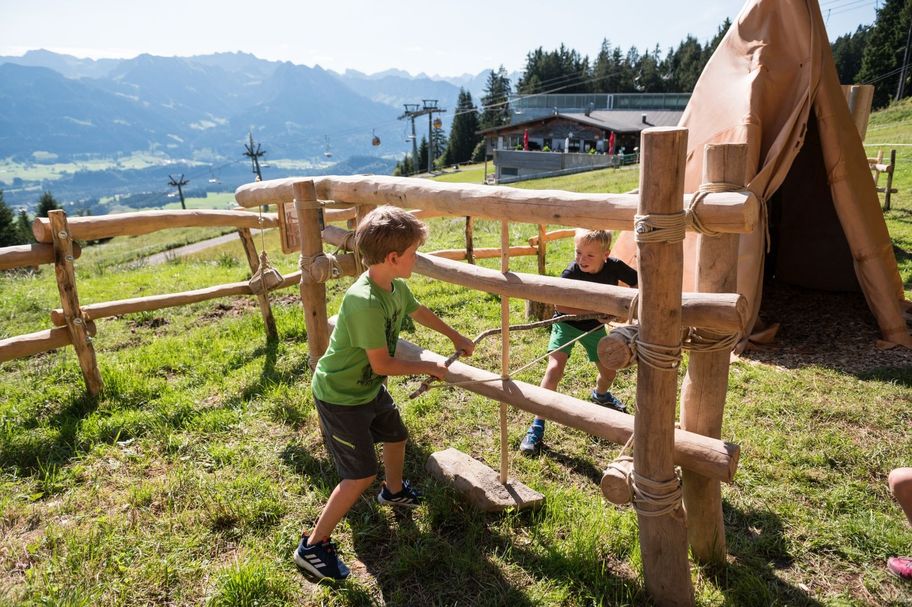 Steinzeitbohrer im Steinzeitdorf Bolsterlang