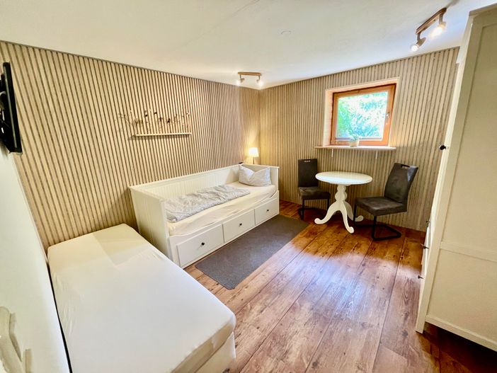 Schlafzimmer 5 2x Einzelbetten 1x ausziehbar, TV